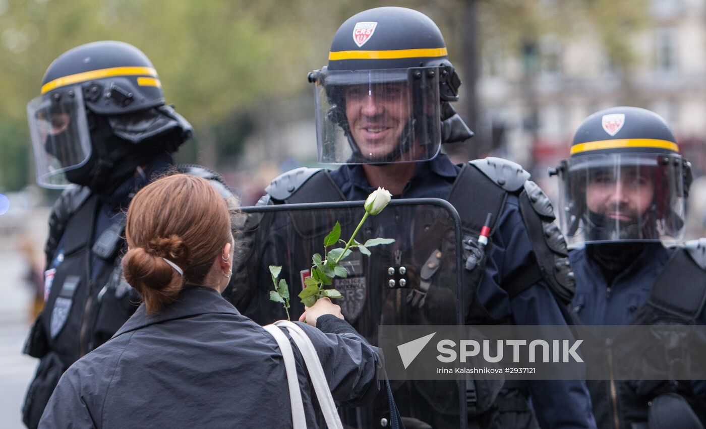 Anti-labor reform protesters march in Paris
