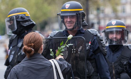 Anti-labor reform protesters march in Paris