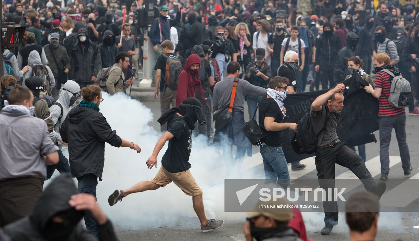 Anti-labor reform protesters march in Paris