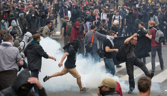 Anti-labor reform protesters march in Paris