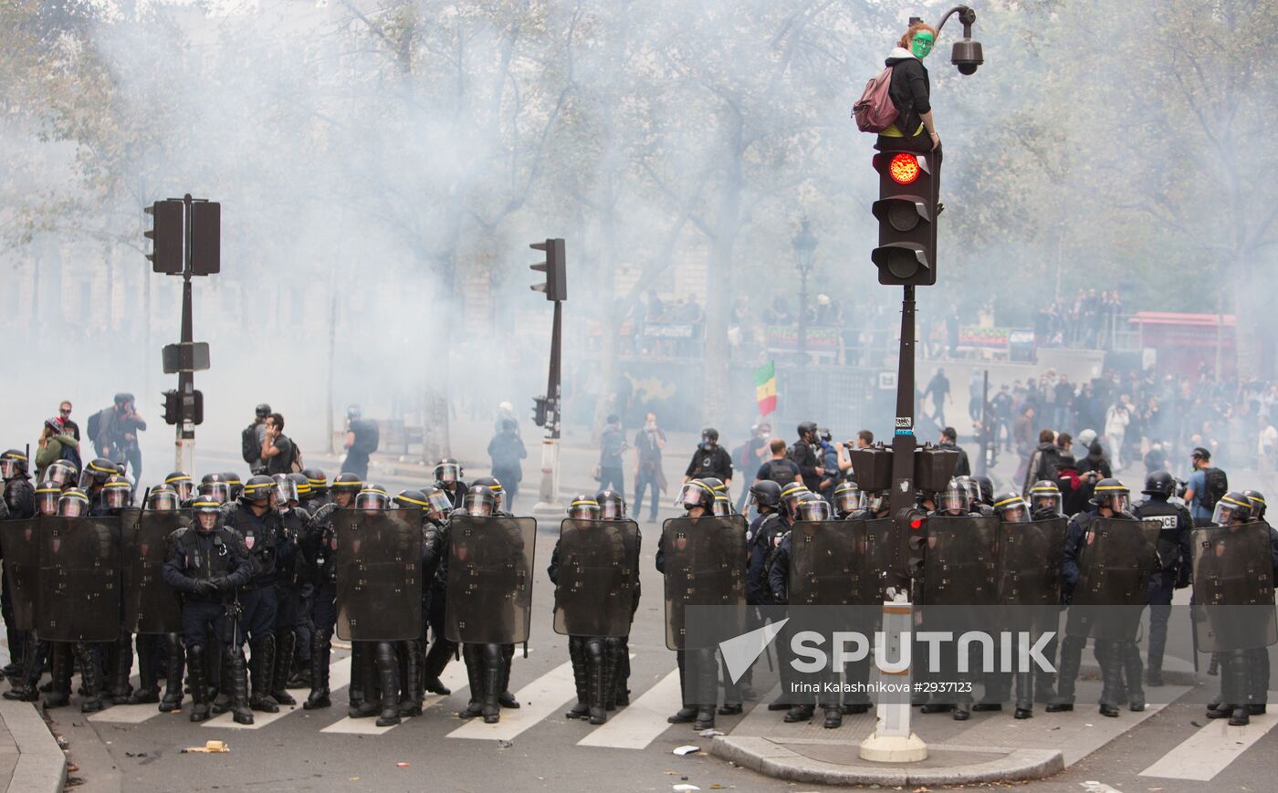 Anti-labor reform protesters march in Paris