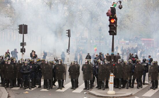 Anti-labor reform protesters march in Paris
