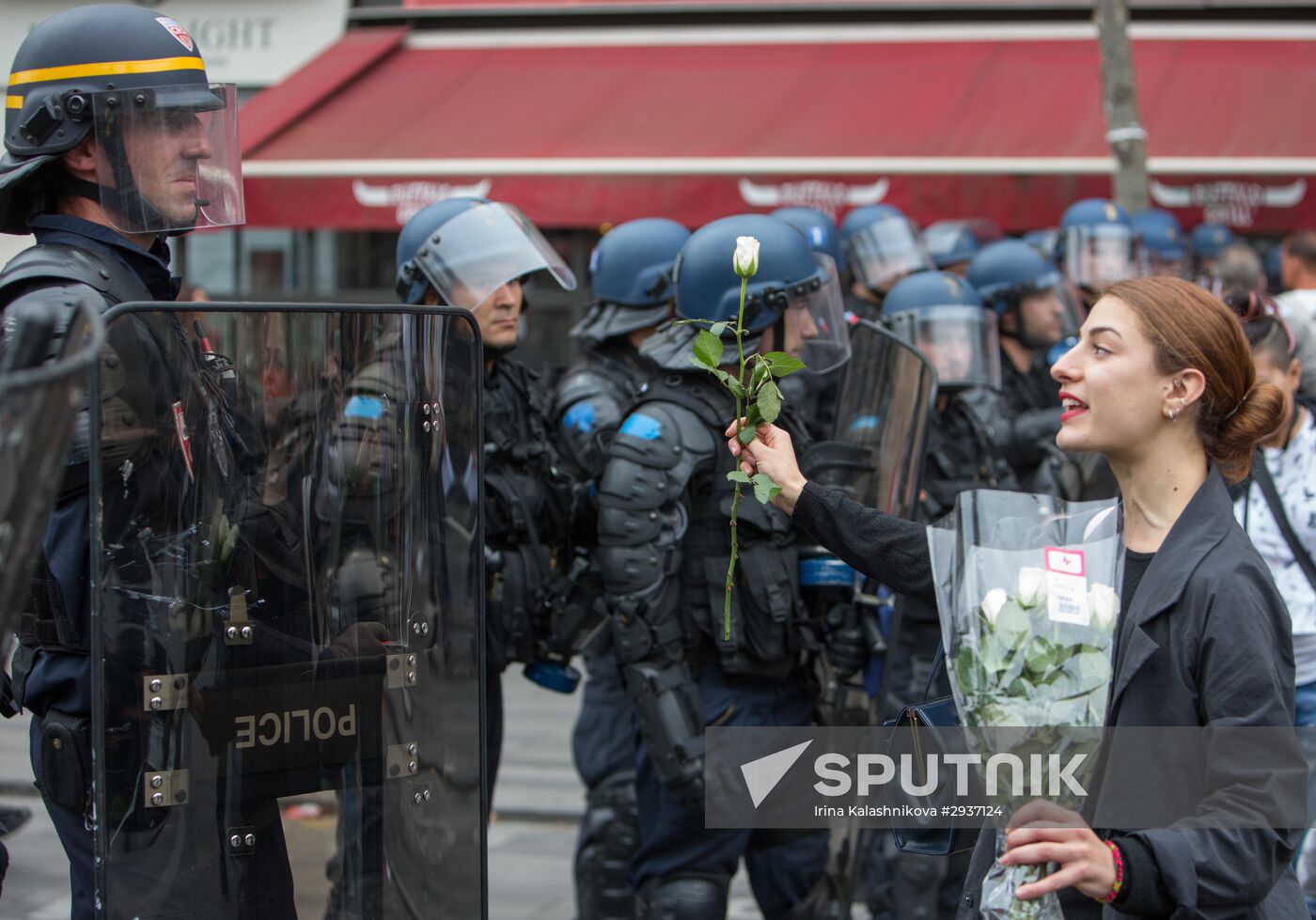 Anti-labor reform protesters march in Paris