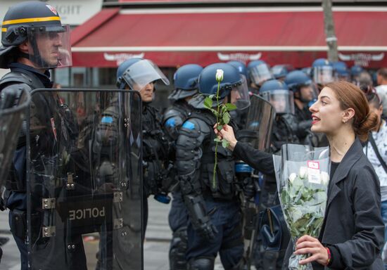 Anti-labor reform protesters march in Paris