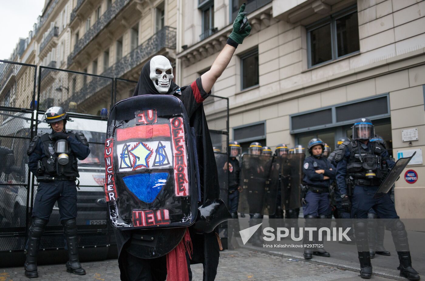 Anti-labor reform protesters march in Paris