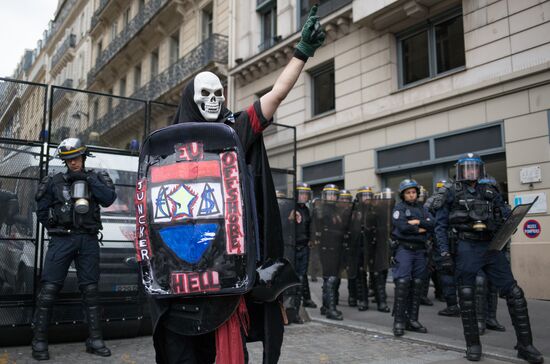 Anti-labor reform protesters march in Paris