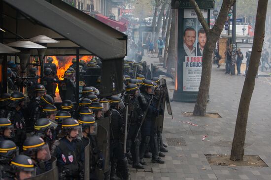 Anti-labor reform protesters march in Paris