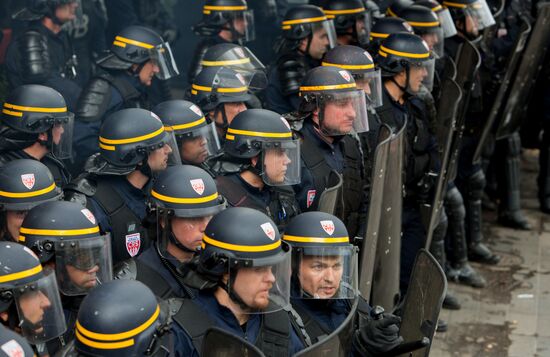 Anti-labor reform protesters march in Paris
