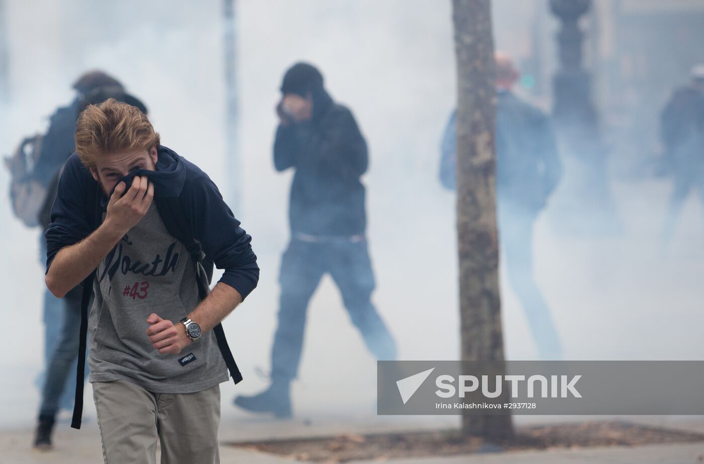 Anti-labor reform protesters march in Paris