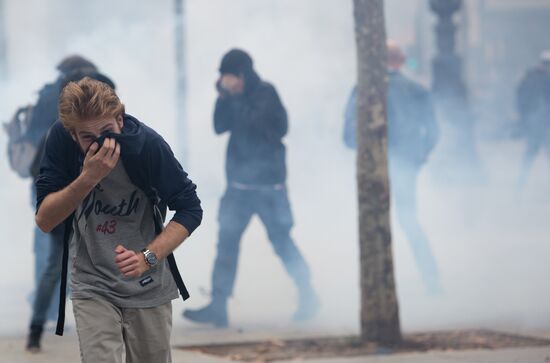 Anti-labor reform protesters march in Paris
