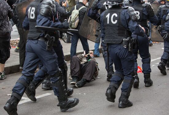 Anti-labor reform protesters march in Paris