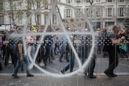 Anti-labor reform protesters march in Paris