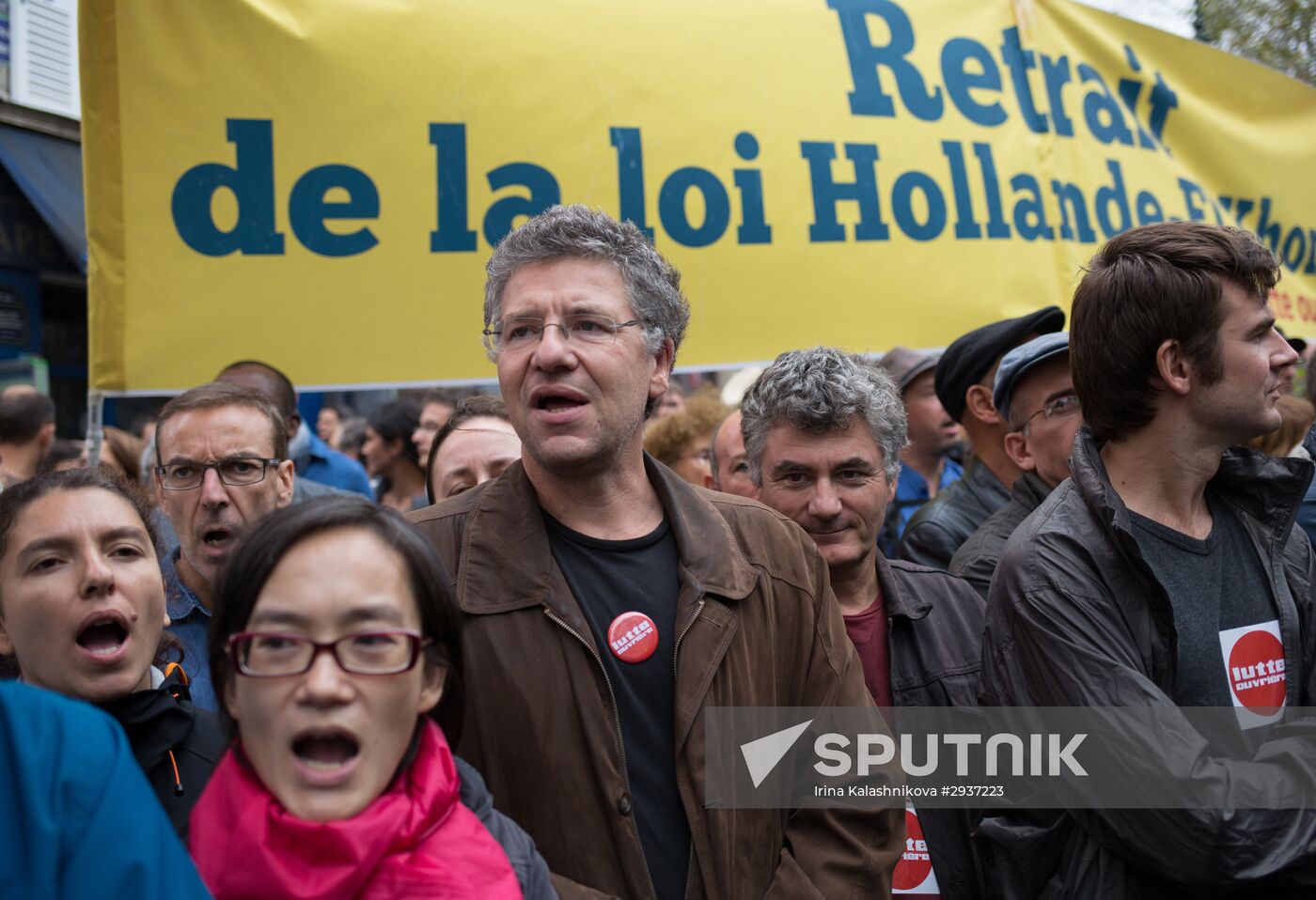 Anti-labor reform protesters march in Paris