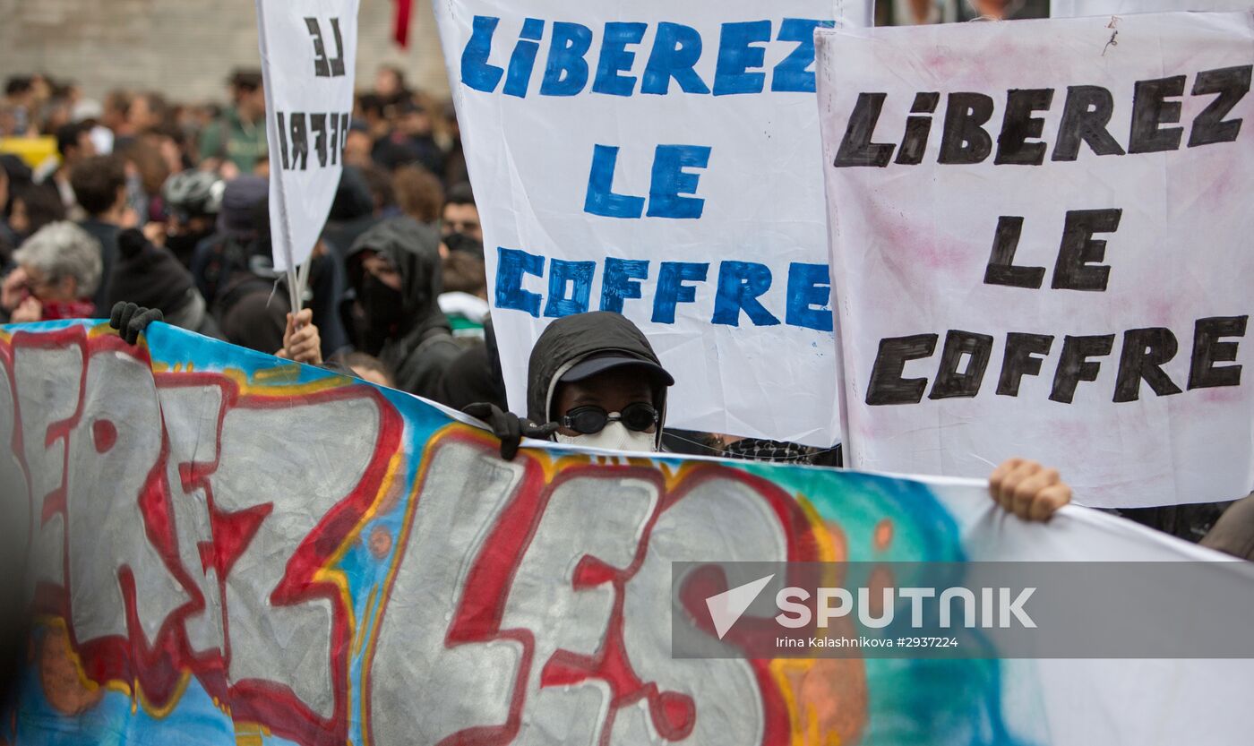 Anti-labor reform protesters march in Paris