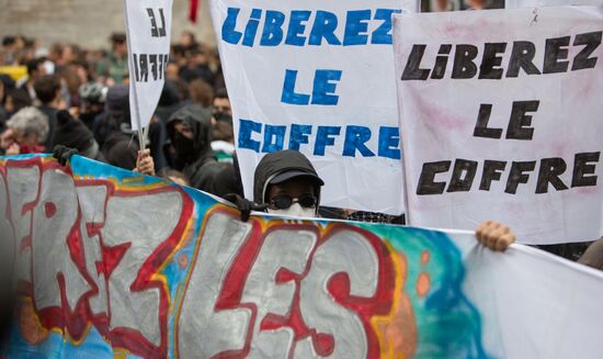 Anti-labor reform protesters march in Paris