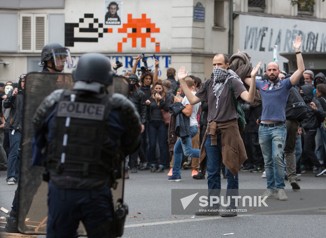 Anti-labor reform protesters march in Paris