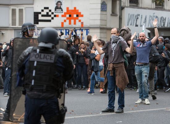 Anti-labor reform protesters march in Paris