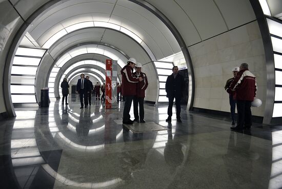 Three new metro stations open on line 10