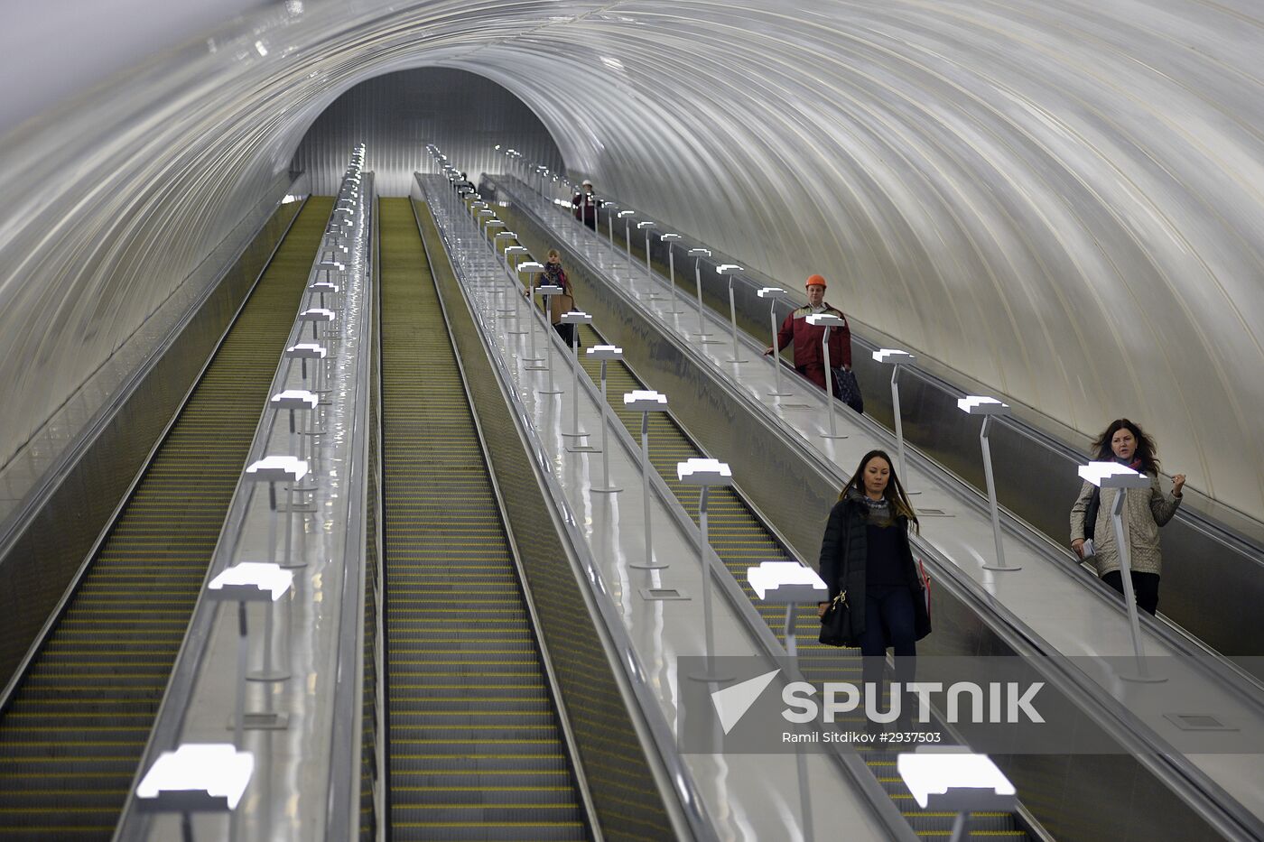 Three new metro stations open on line 10