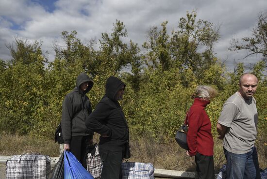 Donetsk People's Republic, Luhansk People's Republic and Ukraine exchange war prisoners in Luhansk Region