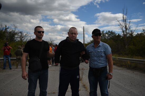 Donetsk People's Republic, Luhansk People's Republic and Ukraine exchange war prisoners in Luhansk Region