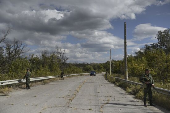 Donetsk People's Republic, Luhansk People's Republic and Ukraine exchange war prisoners in Luhansk Region