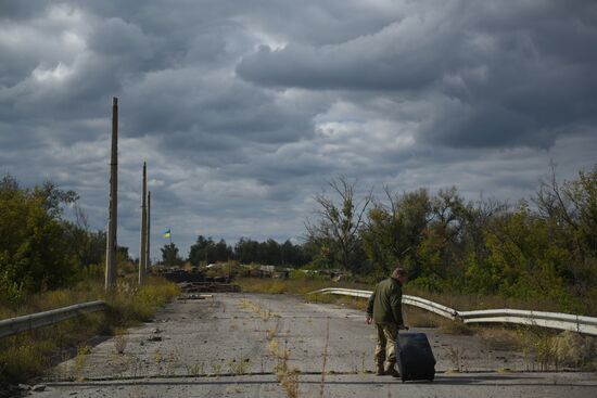 Donetsk People's Republic, Luhansk People's Republic and Ukraine exchange war prisoners in Luhansk Region