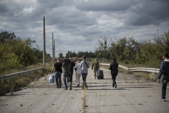Donetsk People's Republic, Luhansk People's Republic and Ukraine exchange war prisoners in Luhansk Region