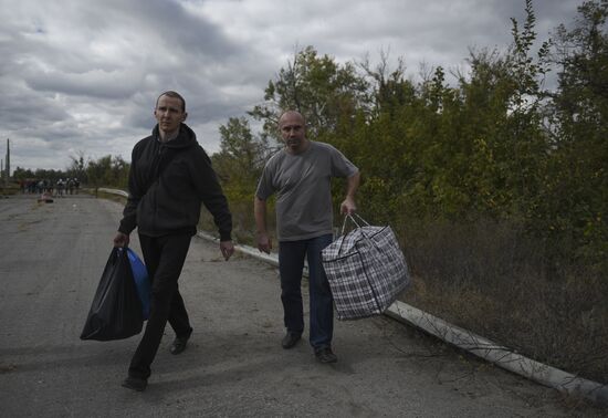 Donetsk People's Republic, Luhansk People's Republic and Ukraine exchange war prisoners in Luhansk Region