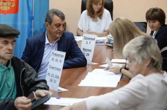 Public and political leaders vote on general election day