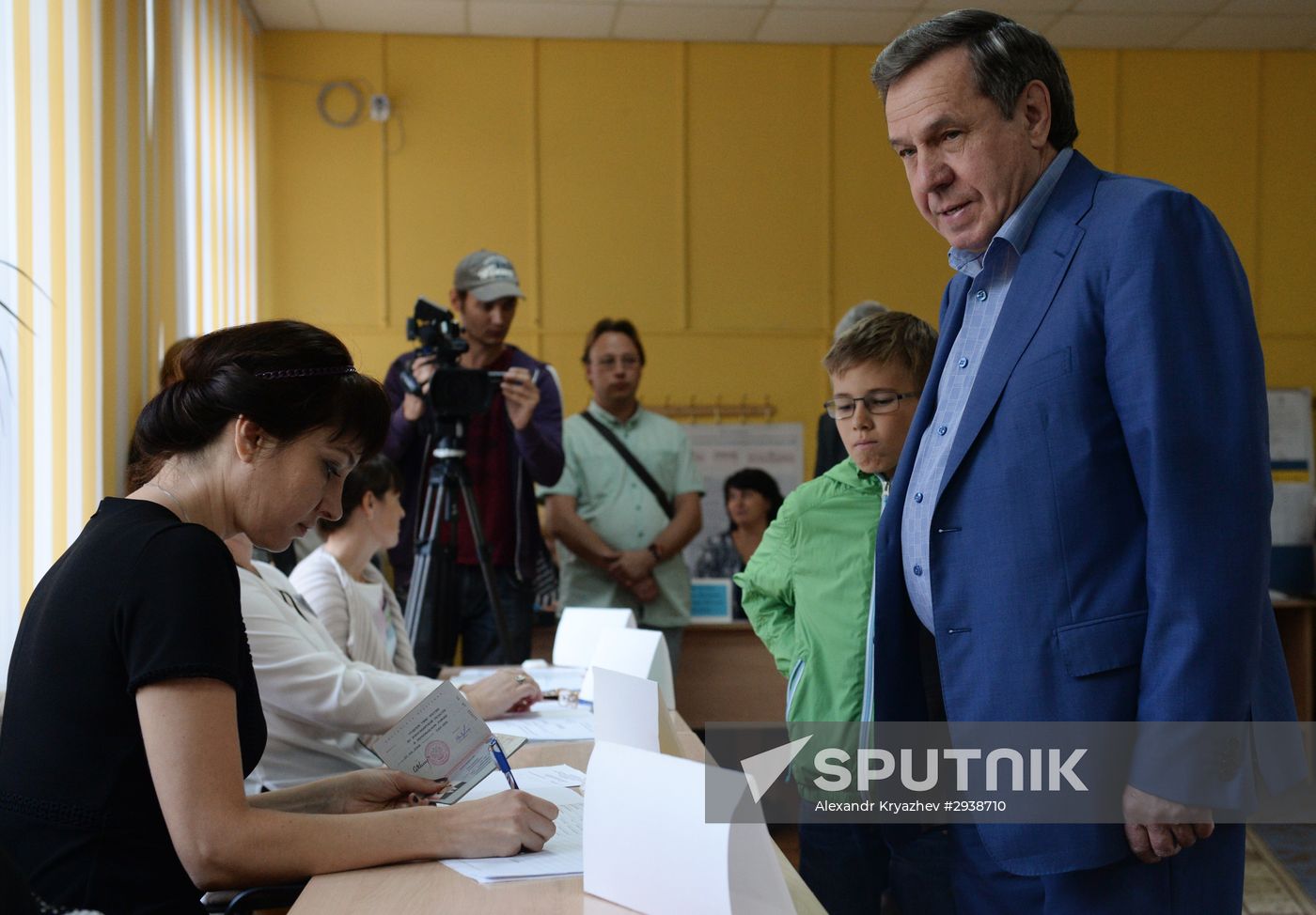 Public and political leaders vote on general election day
