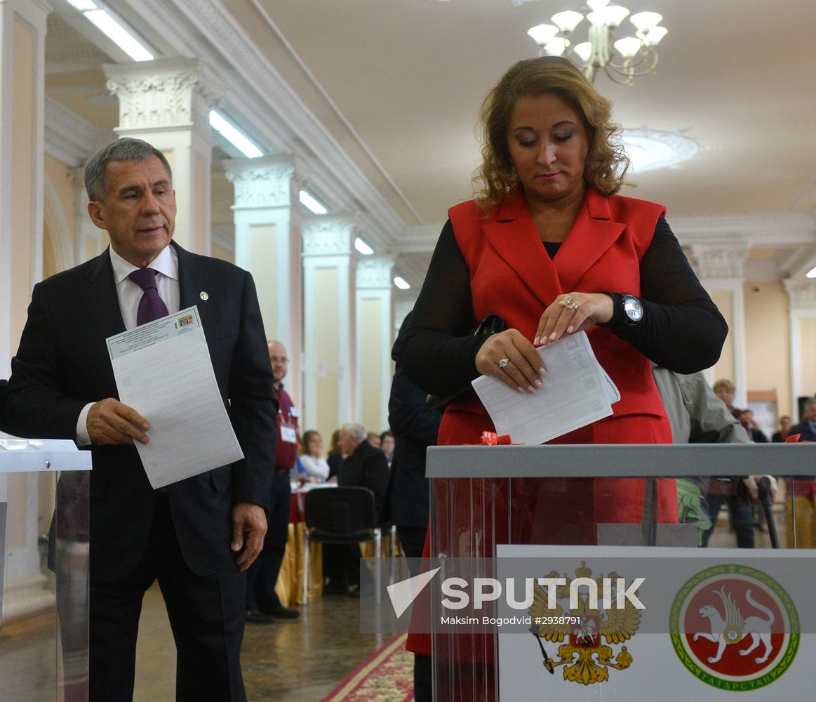 Public and political leaders vote on general election day