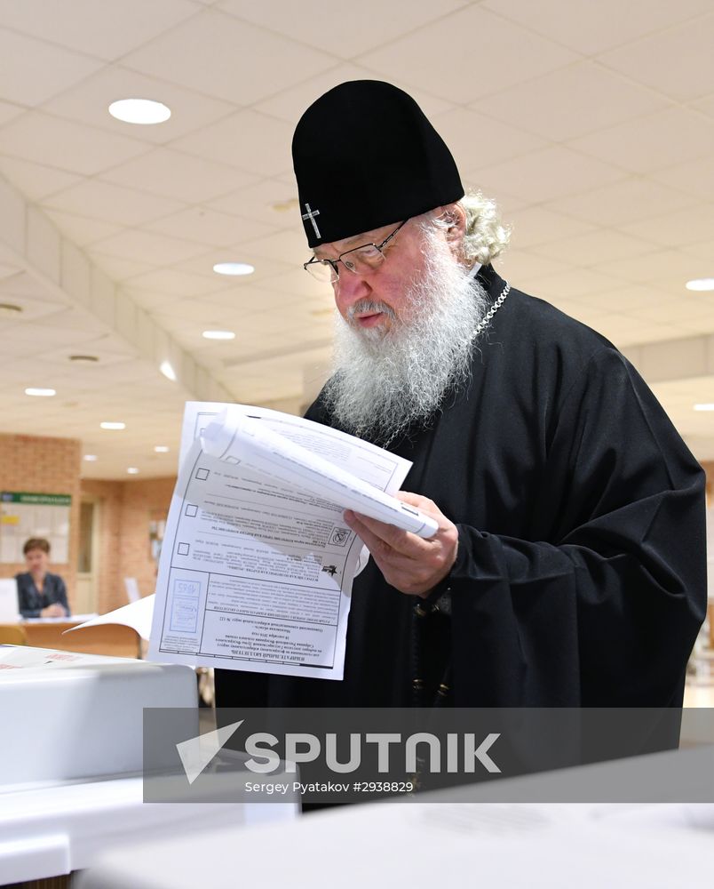 Public and political leaders vote on general election day
