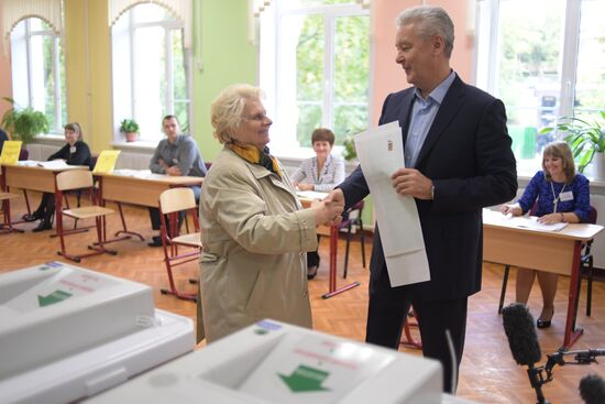 Public and political leaders vote on general election day