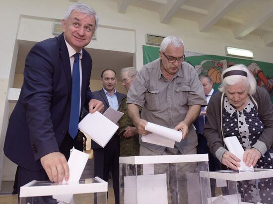 Public and political leaders vote on general election day