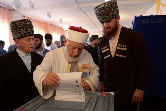 Public and political leaders vote on general election day