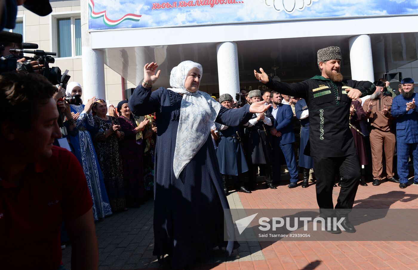 Public and political leaders vote on general election day