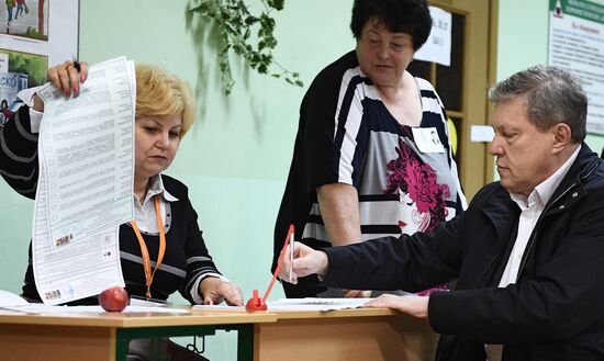 Public and political leaders vote on general election day