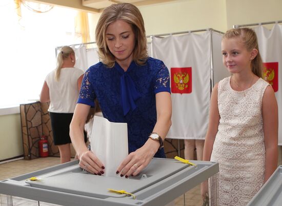 Public and political leaders vote on general election day