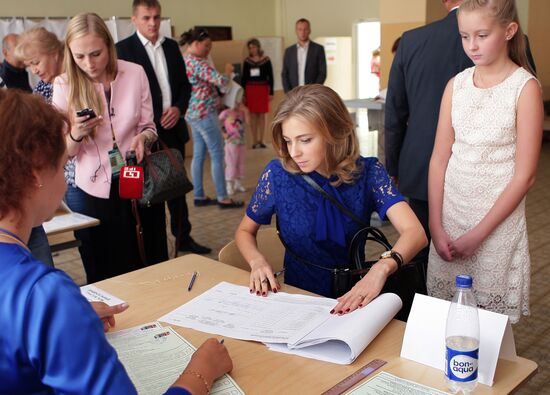 Public and political leaders vote on general election day