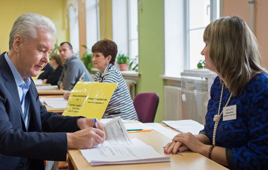 Public and political leaders vote on general election day