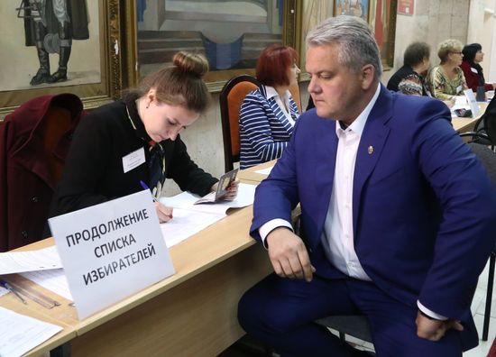 Public and political leaders vote on general election day