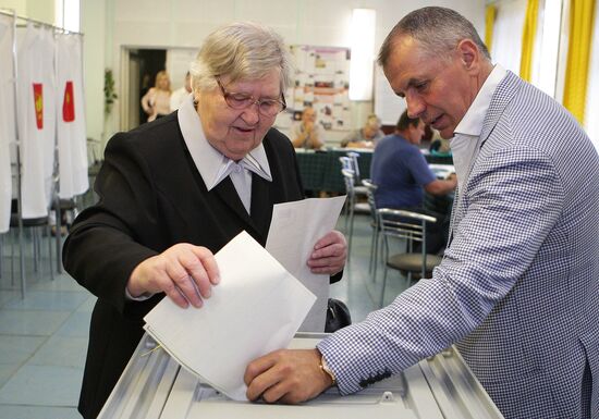 Public and political leaders vote on general election day