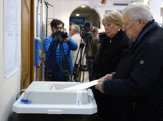 Public and political leaders vote on general election day