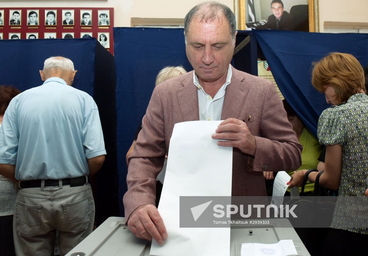 Public and political leaders vote on general election day