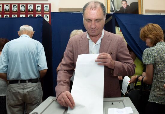 Public and political leaders vote on general election day