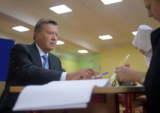 Public and political leaders vote on general election day