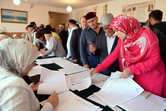 Public and political leaders vote on general election day