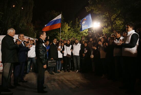 Vladimir Putin and Dmitry Medvedev visit United Russia party's election campaign headquarters