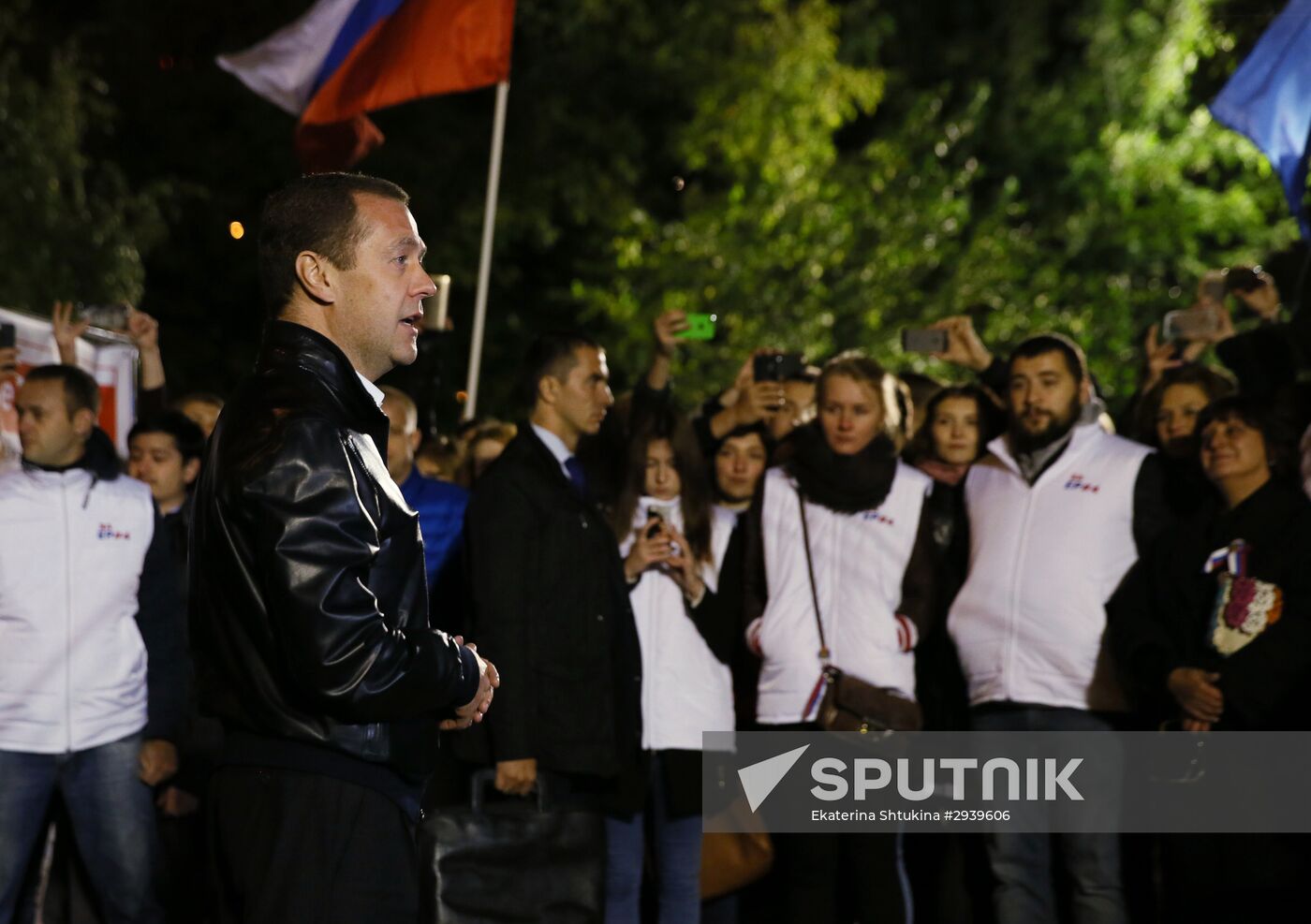 Vladimir Putin and Dmitry Medvedev visit United Russia party's election campaign headquarters